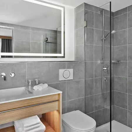 מלון Courtyard By Marriott 4*
